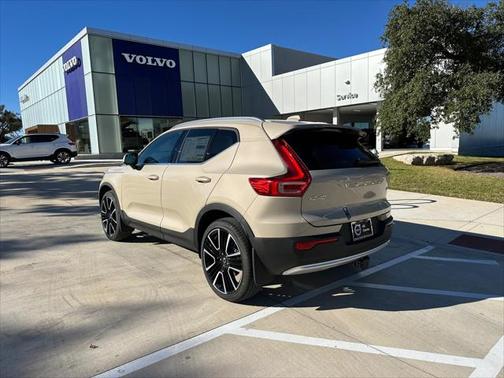 2025 Volvo XC40 Ultra Bright Theme