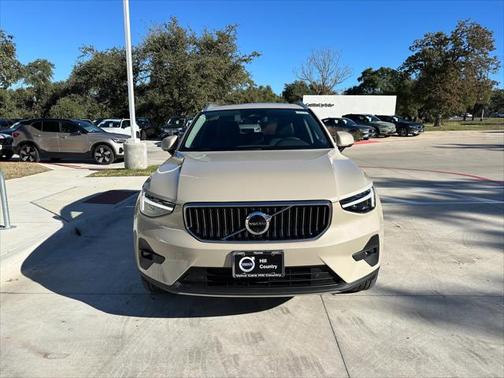 2025 Volvo XC40 Ultra Bright Theme