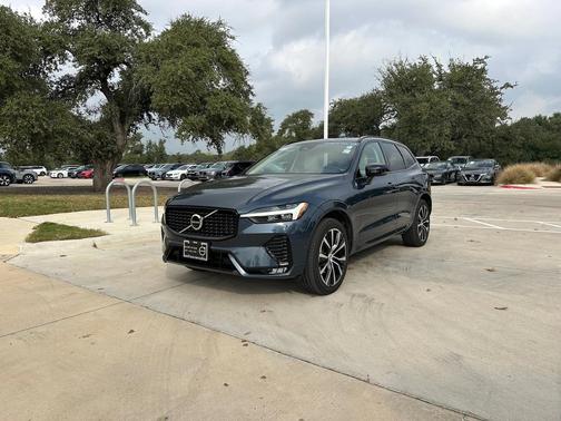 2023 Volvo XC60 Plus Dark Theme