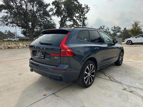 2023 Volvo XC60 Plus Dark Theme