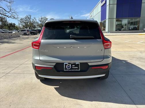 2025 Volvo XC40 B5 Core Bright Theme