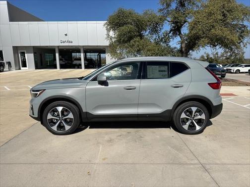 2025 Volvo XC40 B5 Core Bright Theme
