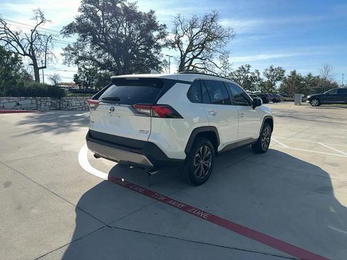 2022 Toyota RAV4 Hybrid SE