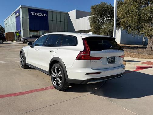 2025 Volvo V60 Cross Country Plus, B5 AWD Gas (mild hybrid)