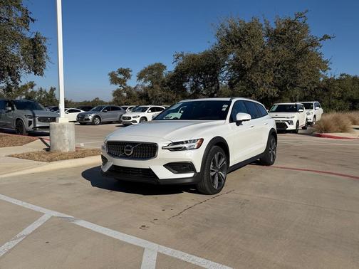 2025 Volvo V60 Cross Country Plus, B5 AWD Gas (mild hybrid)