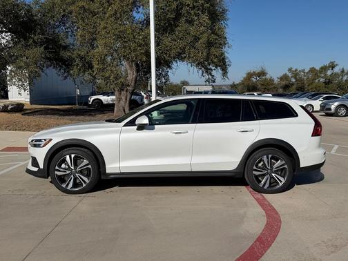 2025 Volvo V60 Cross Country Plus, B5 AWD Gas (mild hybrid)