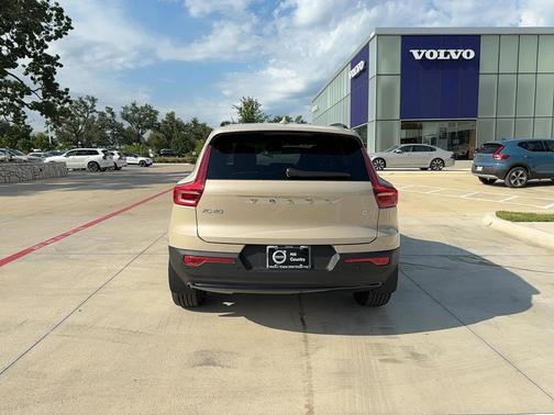 2026 Volvo XC40 B4 Plus