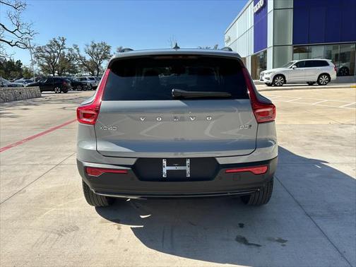 2025 Volvo XC40 B5 Plus Dark Theme