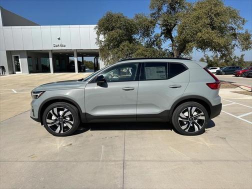 2025 Volvo XC40 B5 Plus Dark Theme