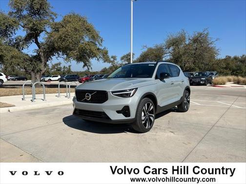 2025 Volvo XC40 B5 Plus Dark Theme