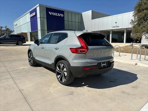 2025 Volvo XC40 B5 Plus Dark Theme