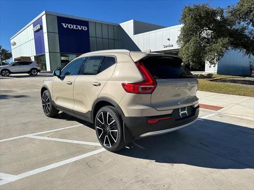 2025 Volvo XC40 Ultra Bright Theme