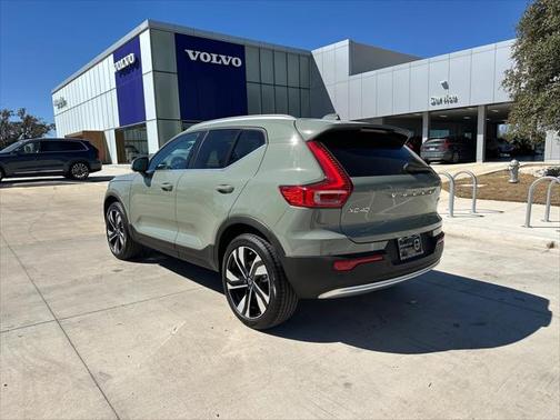 2025 Volvo XC40 B5 Plus Bright Theme