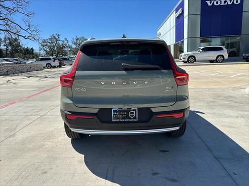 2025 Volvo XC40 B5 Plus Bright Theme