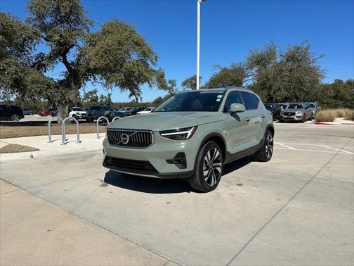 2025 Volvo XC40 B5 Plus Bright Theme