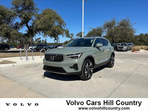 2025 Volvo XC40 B5 Plus Bright Theme