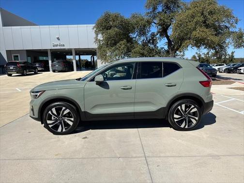 2025 Volvo XC40 B5 Plus Bright Theme