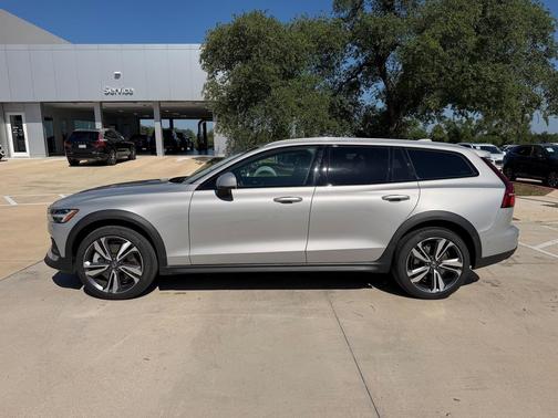 Silver Dawn 2025 Volvo V60 Cross Country Plus, B5 AWD Gas (mild hybrid)