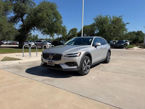 Silver Dawn 2025 Volvo V60 Cross Country Plus, B5 AWD Gas (mild hybrid)