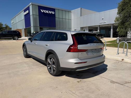 Silver Dawn 2025 Volvo V60 Cross Country Plus, B5 AWD Gas (mild hybrid)