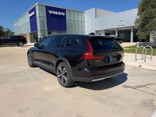 Onyx Black 2025 Volvo V60 Cross Country Plus, B5 AWD Gas (mild hybrid)