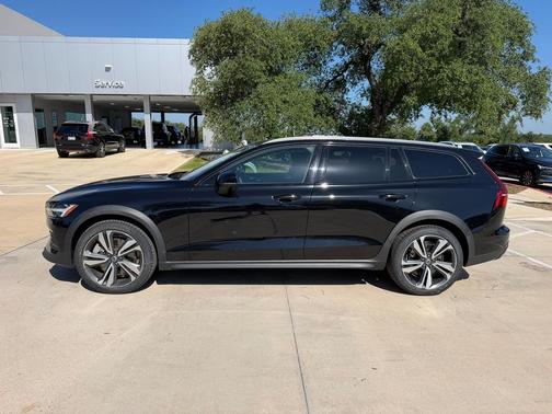 Onyx Black 2025 Volvo V60 Cross Country Plus, B5 AWD Gas (mild hybrid)