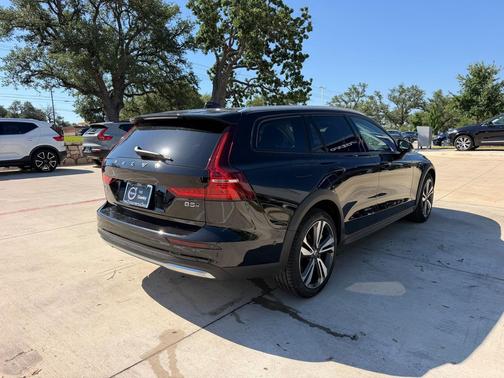 Onyx Black 2025 Volvo V60 Cross Country Plus, B5 AWD Gas (mild hybrid)