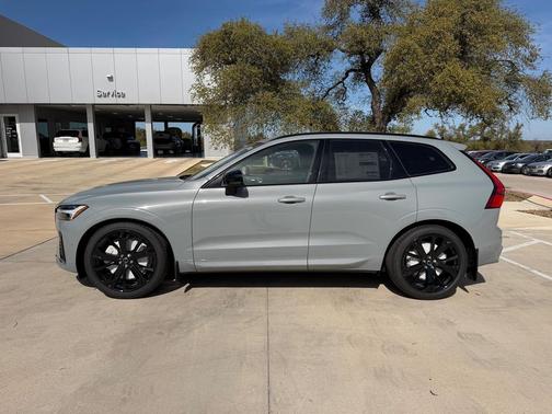 2026 Volvo XC60 B5 Ultra Black Edition