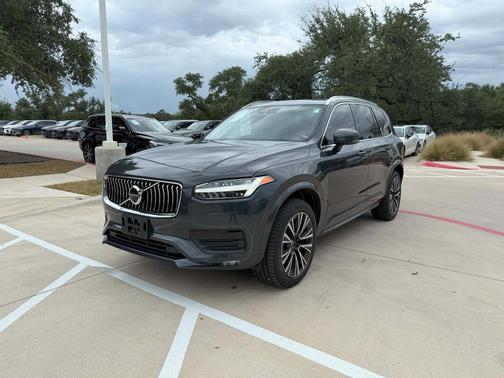 2022 Volvo XC90 T6 Momentum