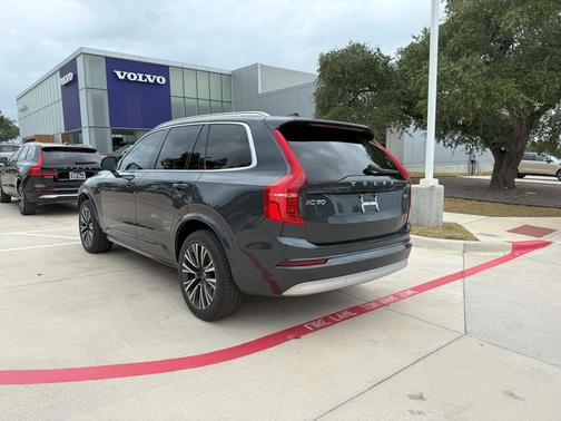 2022 Volvo XC90 T6 Momentum