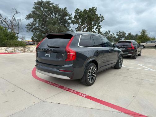 2022 Volvo XC90 T6 Momentum