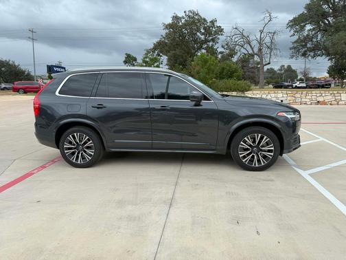 2022 Volvo XC90 T6 Momentum
