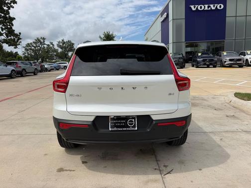 Crystal White Metallic 2023 Volvo XC40 B4 Plus Dark Theme