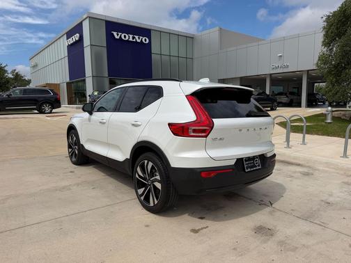 Crystal White Metallic 2023 Volvo XC40 B4 Plus Dark Theme
