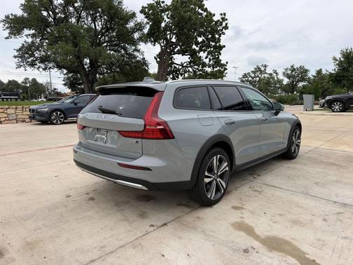 Vapour Grey Metallic 2025 Volvo V60 Cross Country Plus, B5 AWD Gas (mild hybrid)