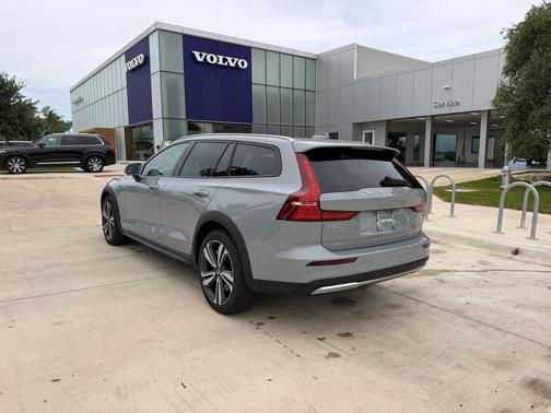 Vapour Grey Metallic 2025 Volvo V60 Cross Country Plus, B5 AWD Gas (mild hybrid)