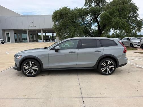 Vapour Grey Metallic 2025 Volvo V60 Cross Country Plus, B5 AWD Gas (mild hybrid)