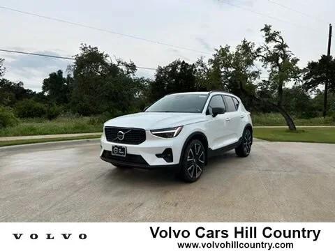 2024 Volvo XC40 B5 Ultimate Dark Theme