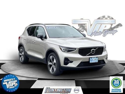 2023 Volvo XC40 Plus Dark Theme