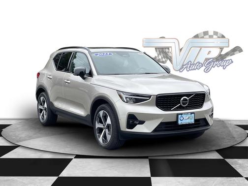 2023 Volvo XC40 Plus Dark Theme