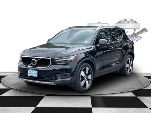 2022 Volvo XC40 Momentum