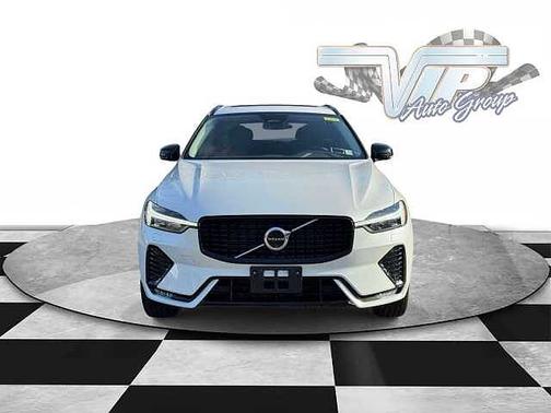 Crystal White 2024 Volvo XC60 Plus