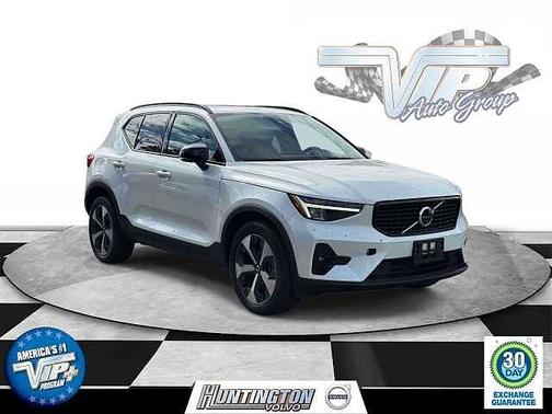 Crystal White 2024 Volvo XC40 Plus Dark Theme
