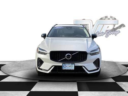 2023 Volvo XC60 Recharge Plug-In Hybrid Plus Dark Theme