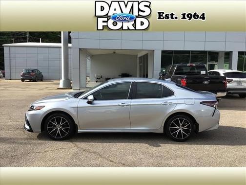 Silver 2024 Toyota Camry SE