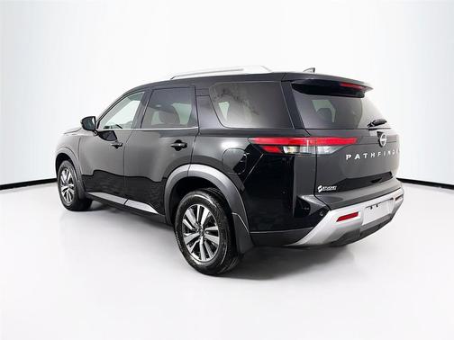 Super Black 2025 Nissan Pathfinder SL 4WD