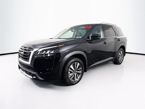 Super Black 2025 Nissan Pathfinder SL 4WD