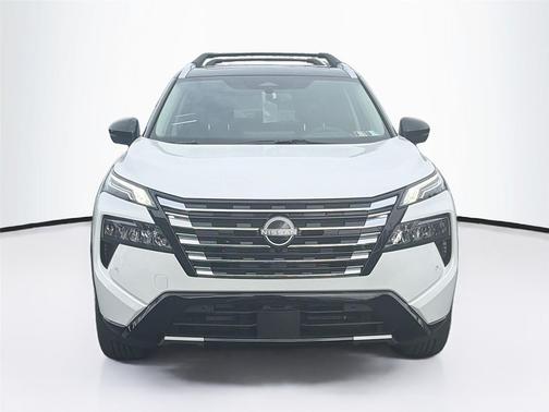 Everest White Pearl/Super Black 2026 Nissan Rogue Platinum