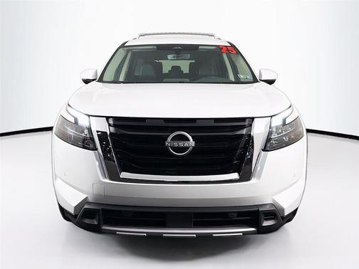 Everest White Pearl Tricoat 2025 Nissan Pathfinder SL 4WD