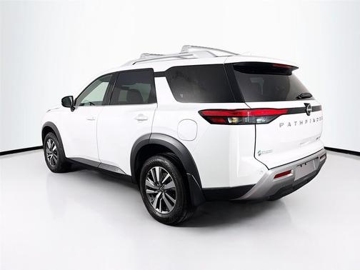Everest White Pearl Tricoat 2025 Nissan Pathfinder SL 4WD